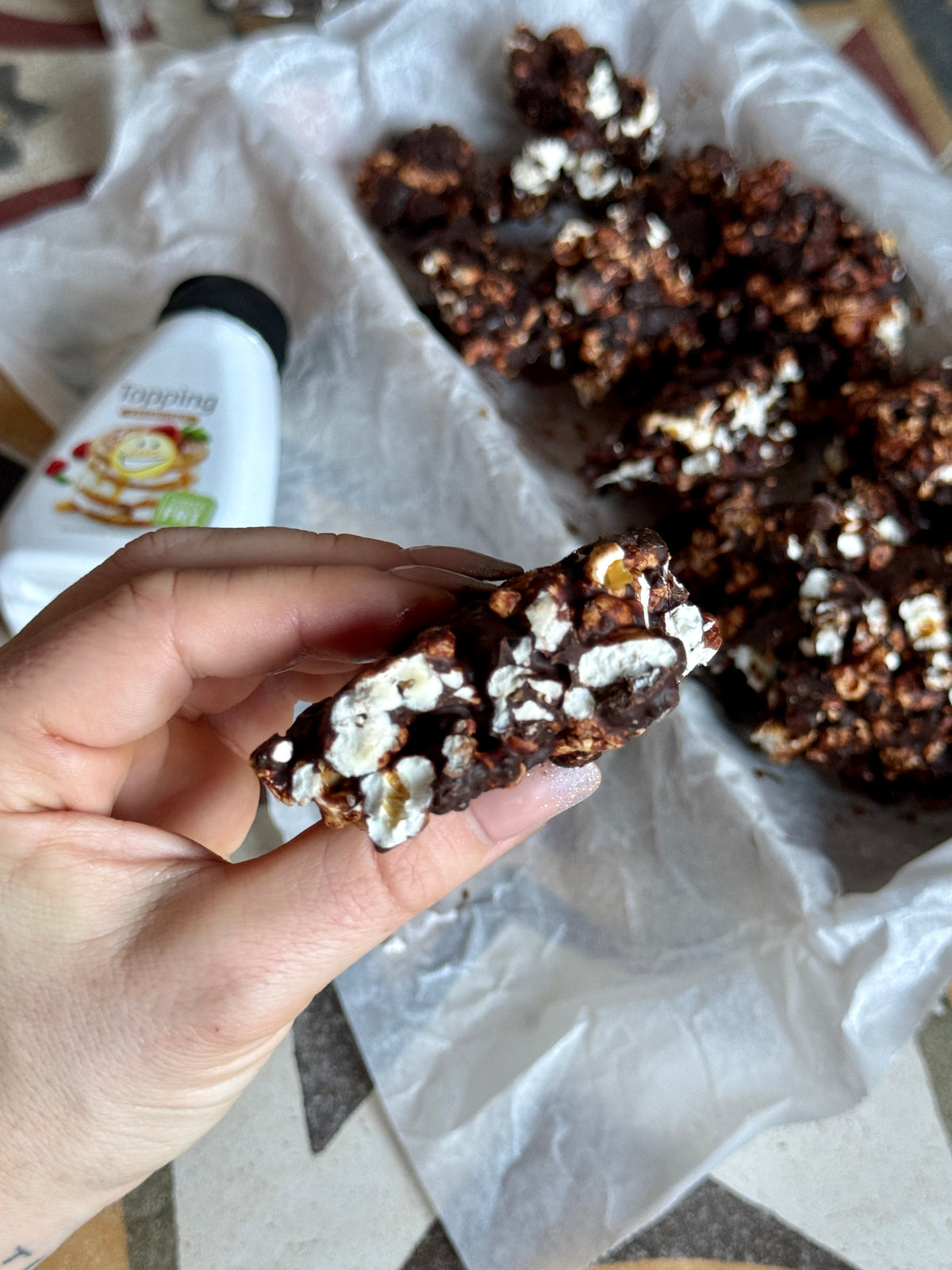 Sprød chokolade og dadel popcorn