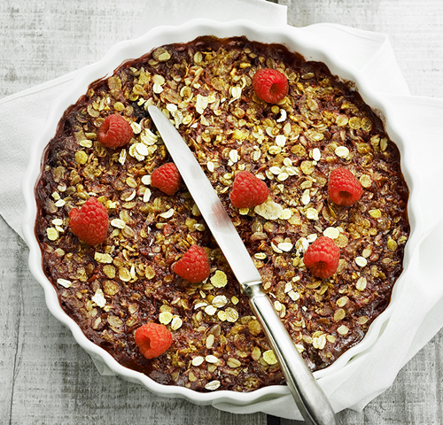 Crumble cake med hindbær og vanille is
