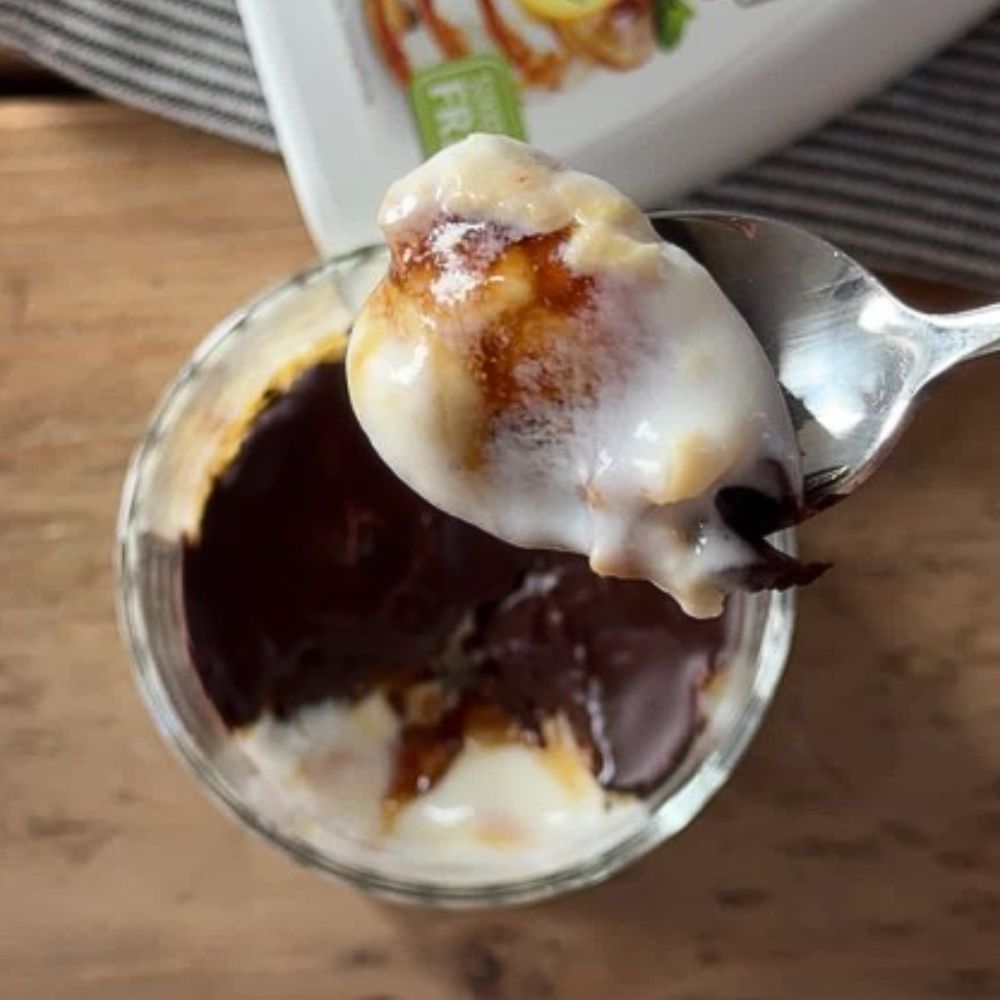 Isdessert med karamel og crunchy chokoladelåg
