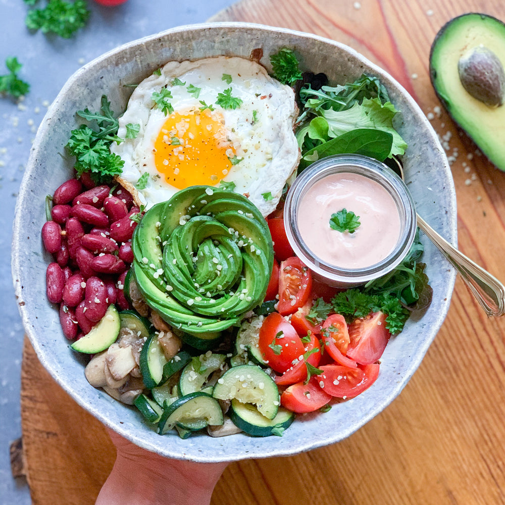 Breakfast bowl med barbecue bønner, stegte grøntsager og æg