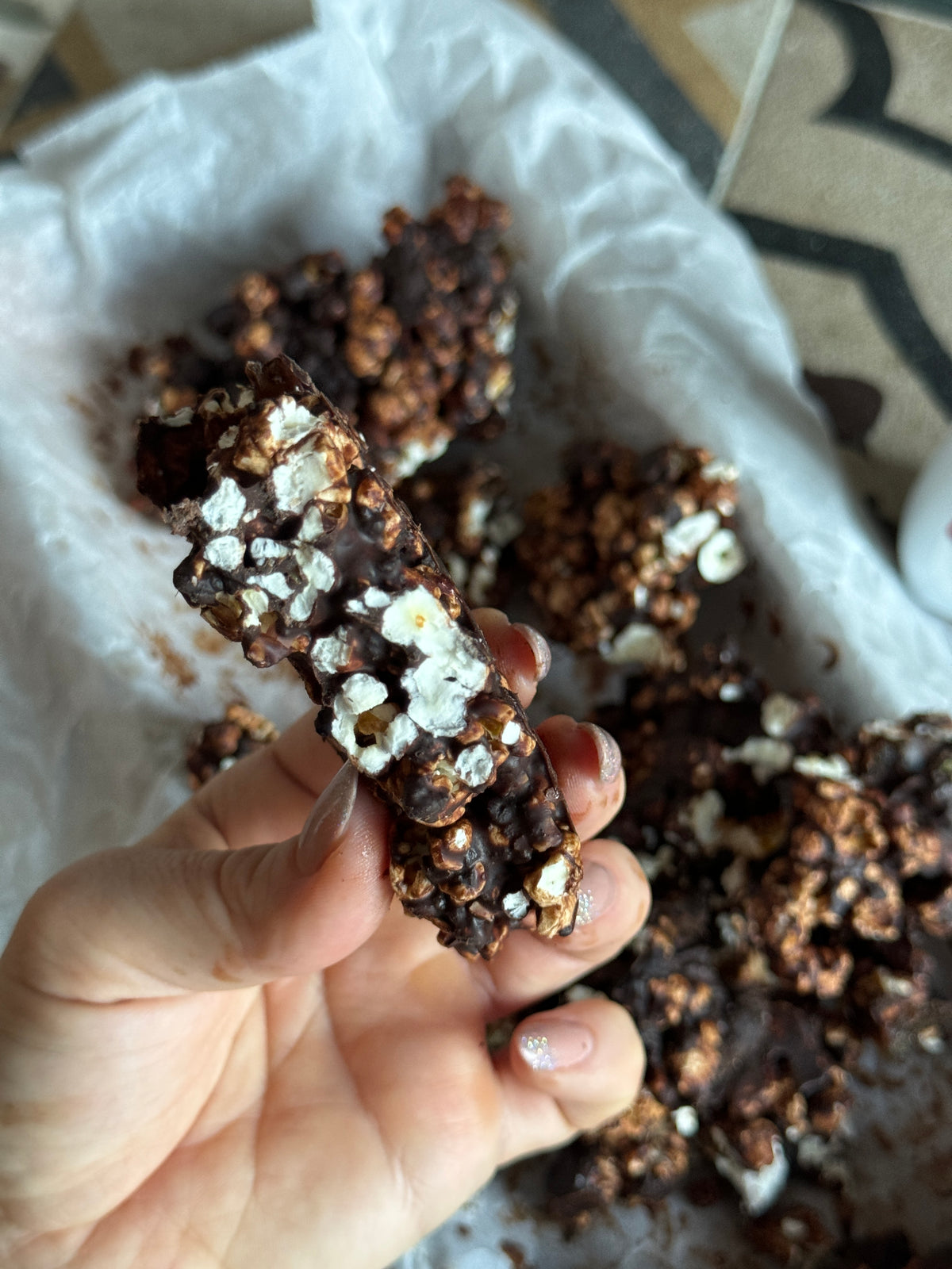 Sprød chokolade og dadel popcorn