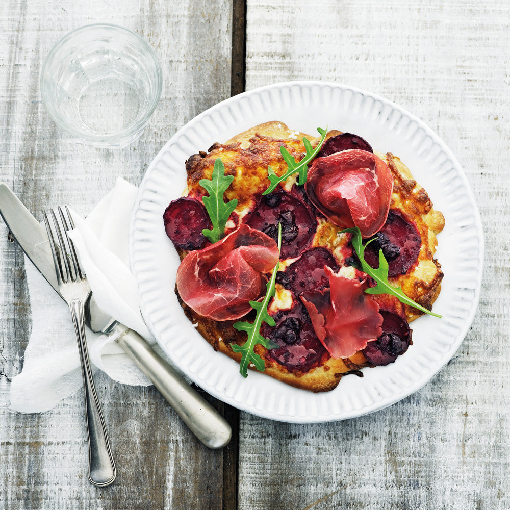 Fuldkornspizza med bresaola og rødbede