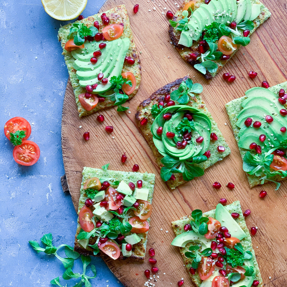 Grøntsagsbrød med avocado og granatæble