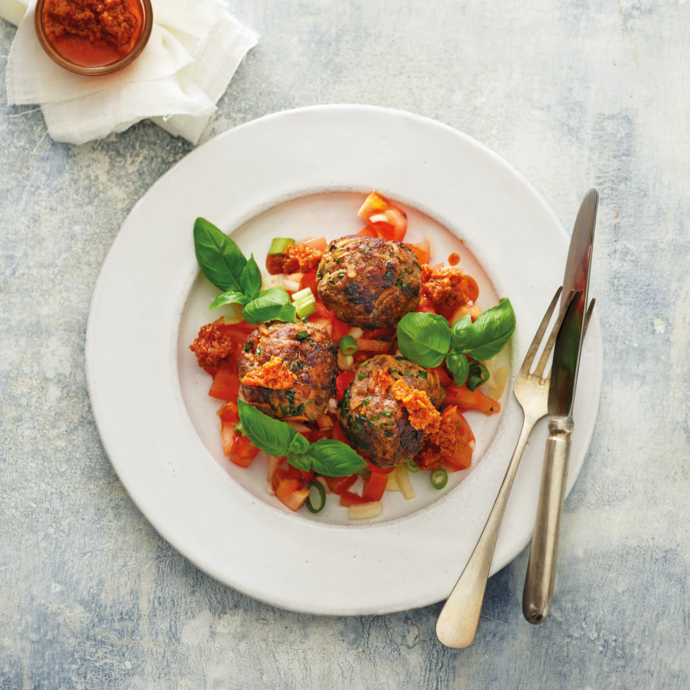 Kødboller på tomatsalat