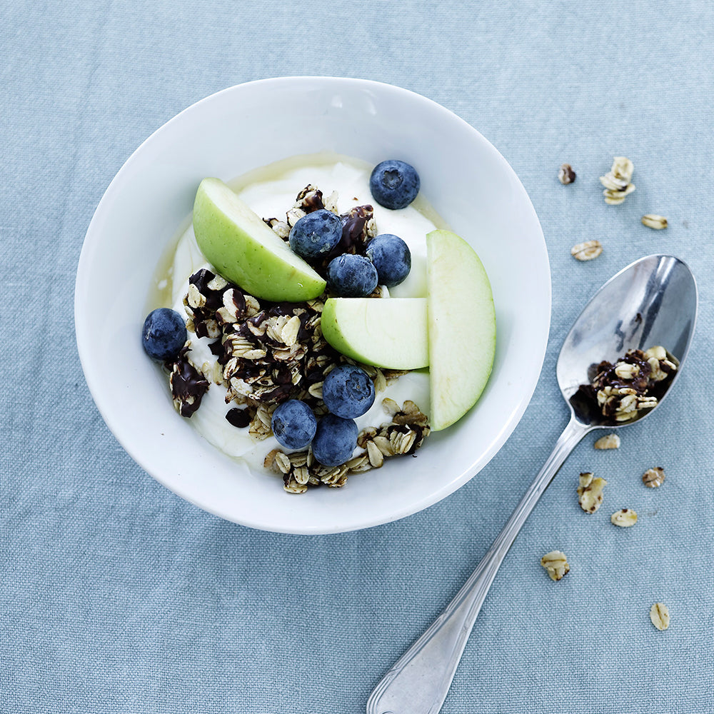 Chokolade granola med bær og yoghurt