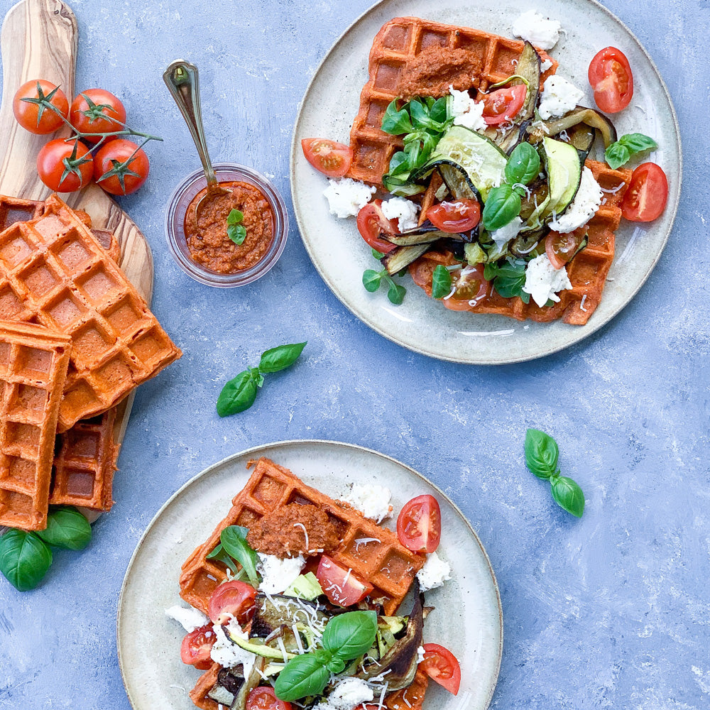 Tomatvafler med bagte grøntsager og pesto