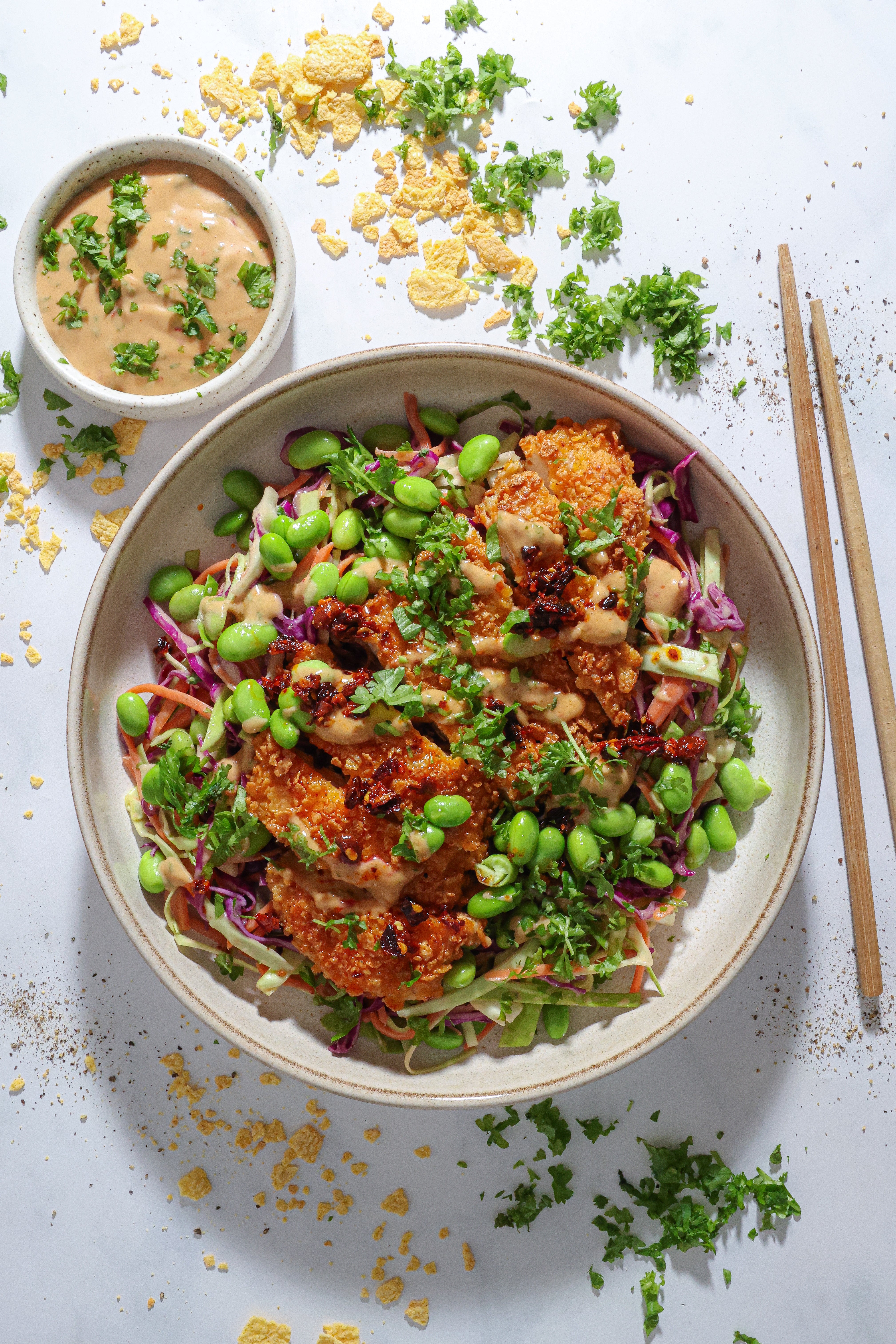 Asiatisk kålsalat med sprød kylling