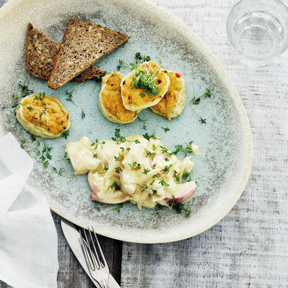 Hotte fiskefrikadeller med kål-remouladesalat