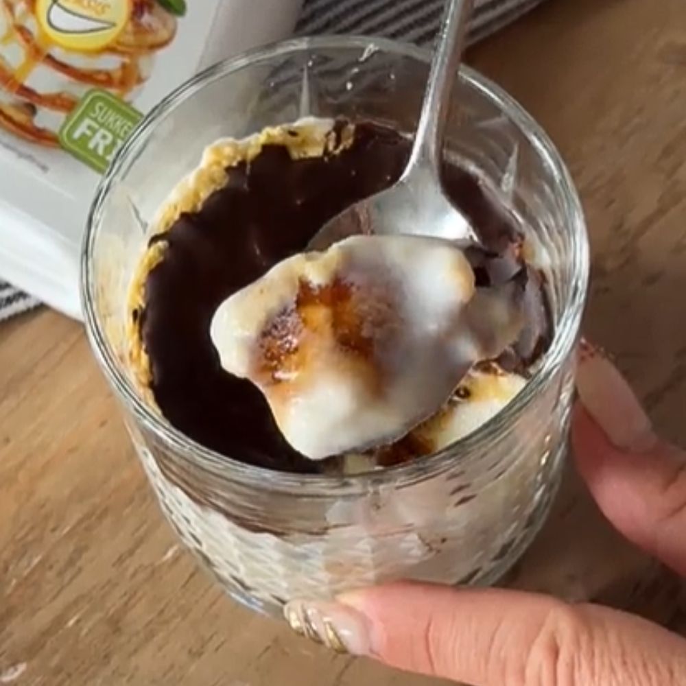 Isdessert med karamel og crunchy chokoladelåg
