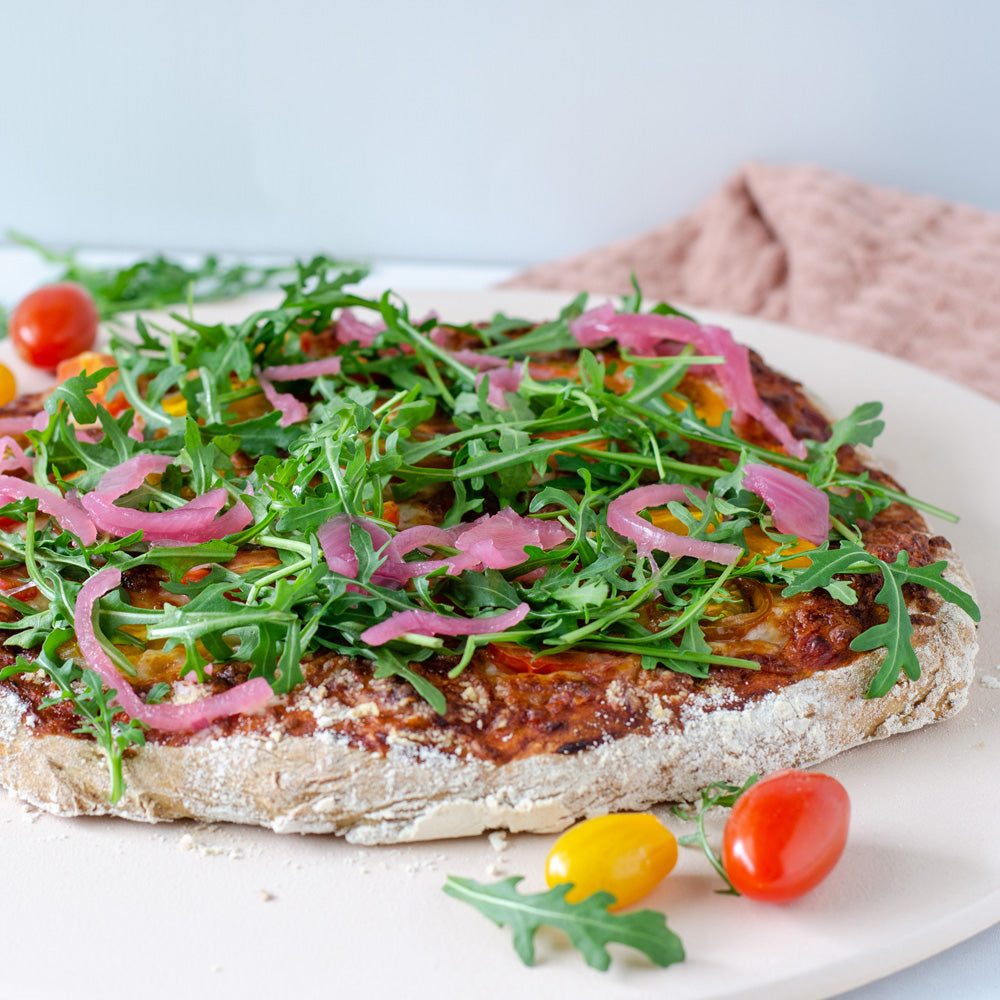 Pizza med tomat og rucola