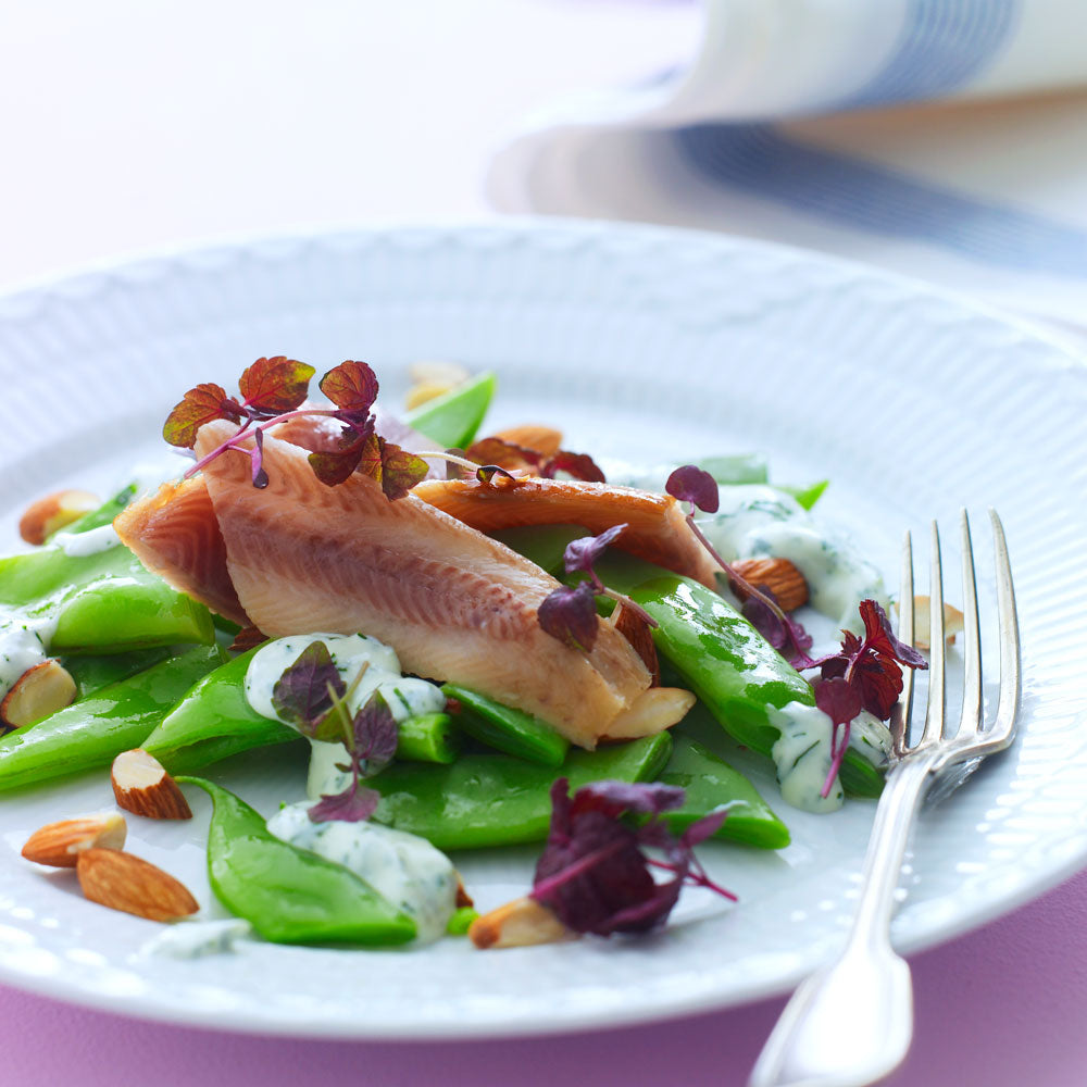 Salat med røget ørredfilet, grønne bønner og mandler